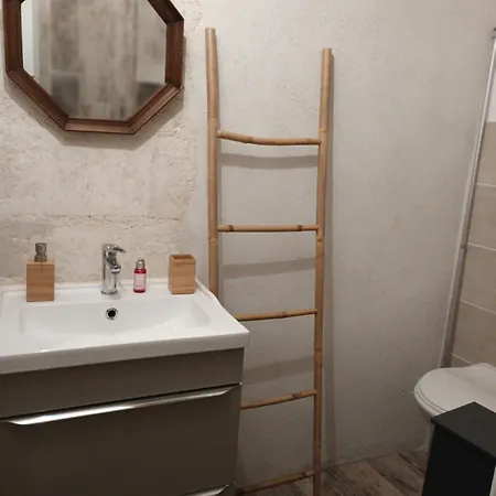 Les Greniers Du Chateau Bed & Breakfast *